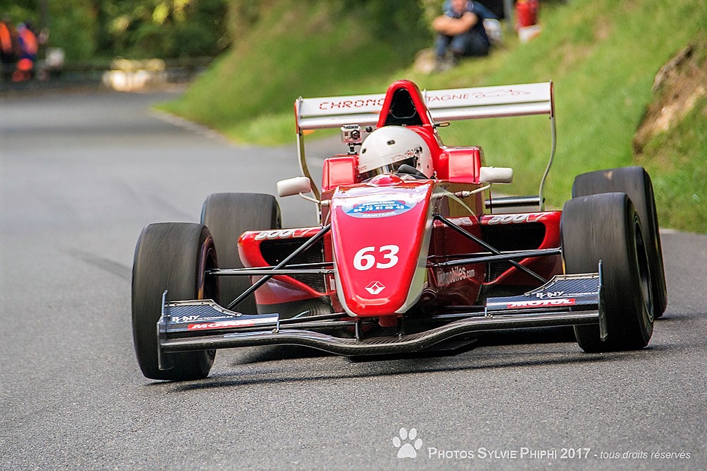 Au volant de sa Formule Renault nouvelle génération, Estel Bouche accroche la deuxième place du Challenge Open Sport Hors Catégorie.