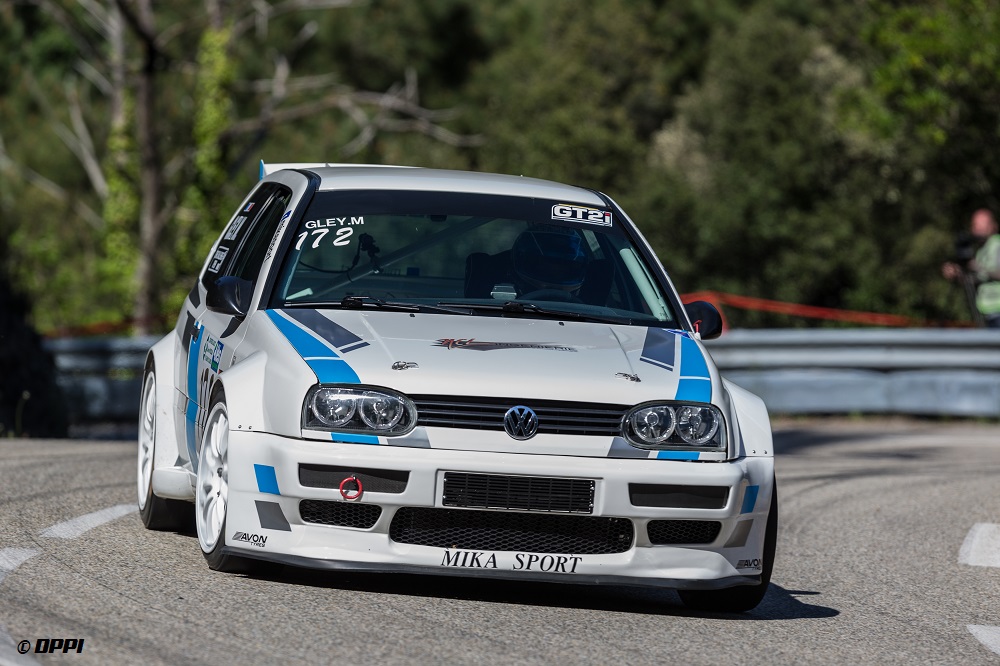 Au volant de sa Volkswagen Golf GTI, Michael Gley termine deuxième du Challenge Open F2000.