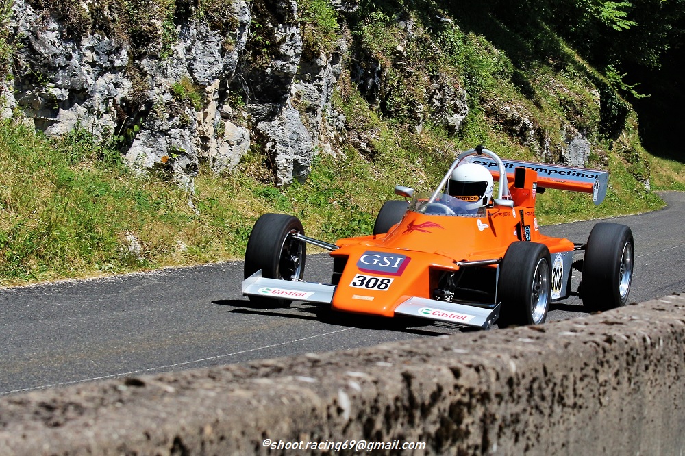 C'est au volant d'une Van Diemen RF 82 que Jean-Marc Debeaune évolue sur le Championnat de France de la Montagne VHC.