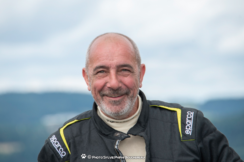 La saison de découverte de Francis O’Mahony se solde par une 3ème place sur le Challenge Open GT Sport.