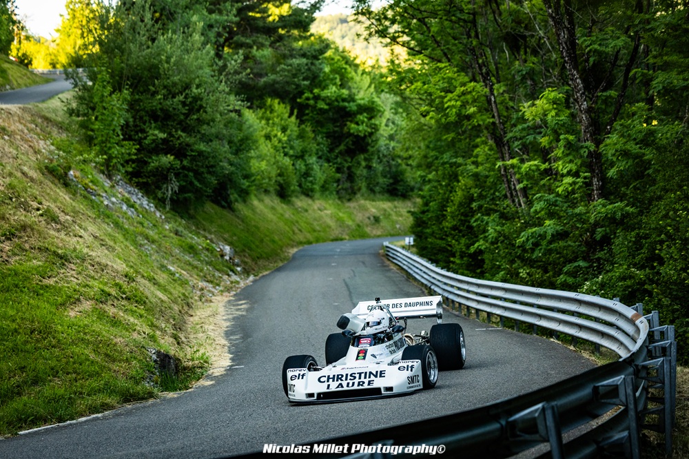 Suite à la casse du moteur de sa March, Morgane a poursuivi sa saison avec une Martini MK25 au volant de laquelle elle a signé plusieurs victoires dans le groupe 8/9.