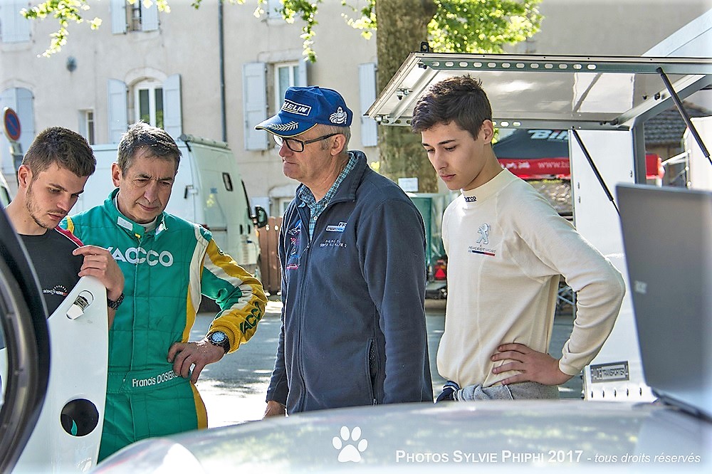 Francis Dosières souhaitait apporter son soutien à un jeune pilote. Sa collaboration avec Pierre Courroye cette saison a été particulièrement prolifique.
