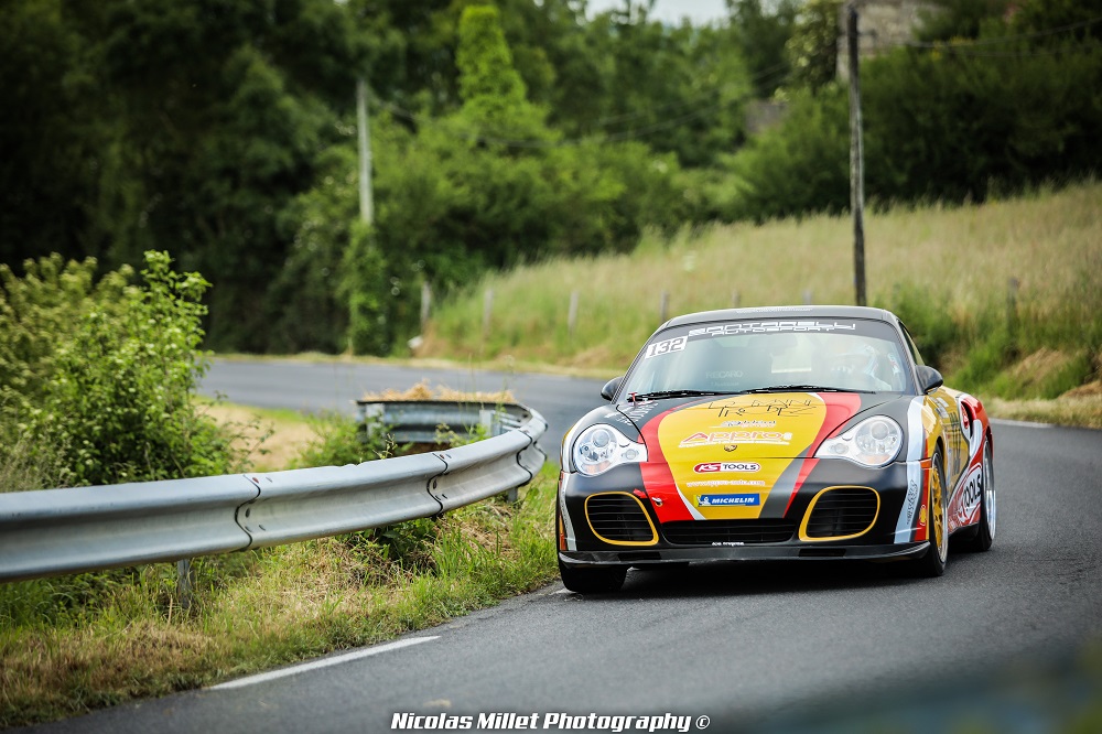 Frédéric Santarelli a décidé d'animer le Championnat 2ème Division au volant de sa Porsche.