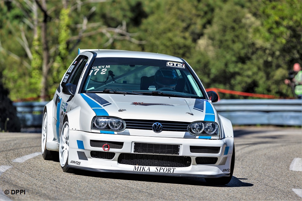 Michael Gley impose sa Volkswagen Golf GTI en F2000.