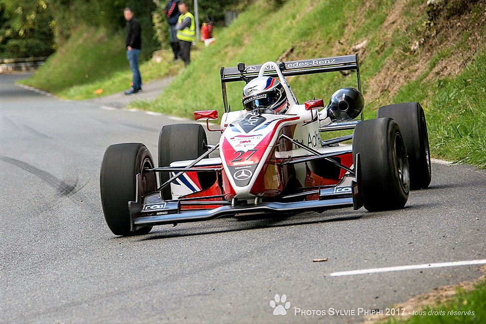 A plusieurs reprises, durant cette saison, Sarah a imposé sa Dallara F303 en tête des féminines.